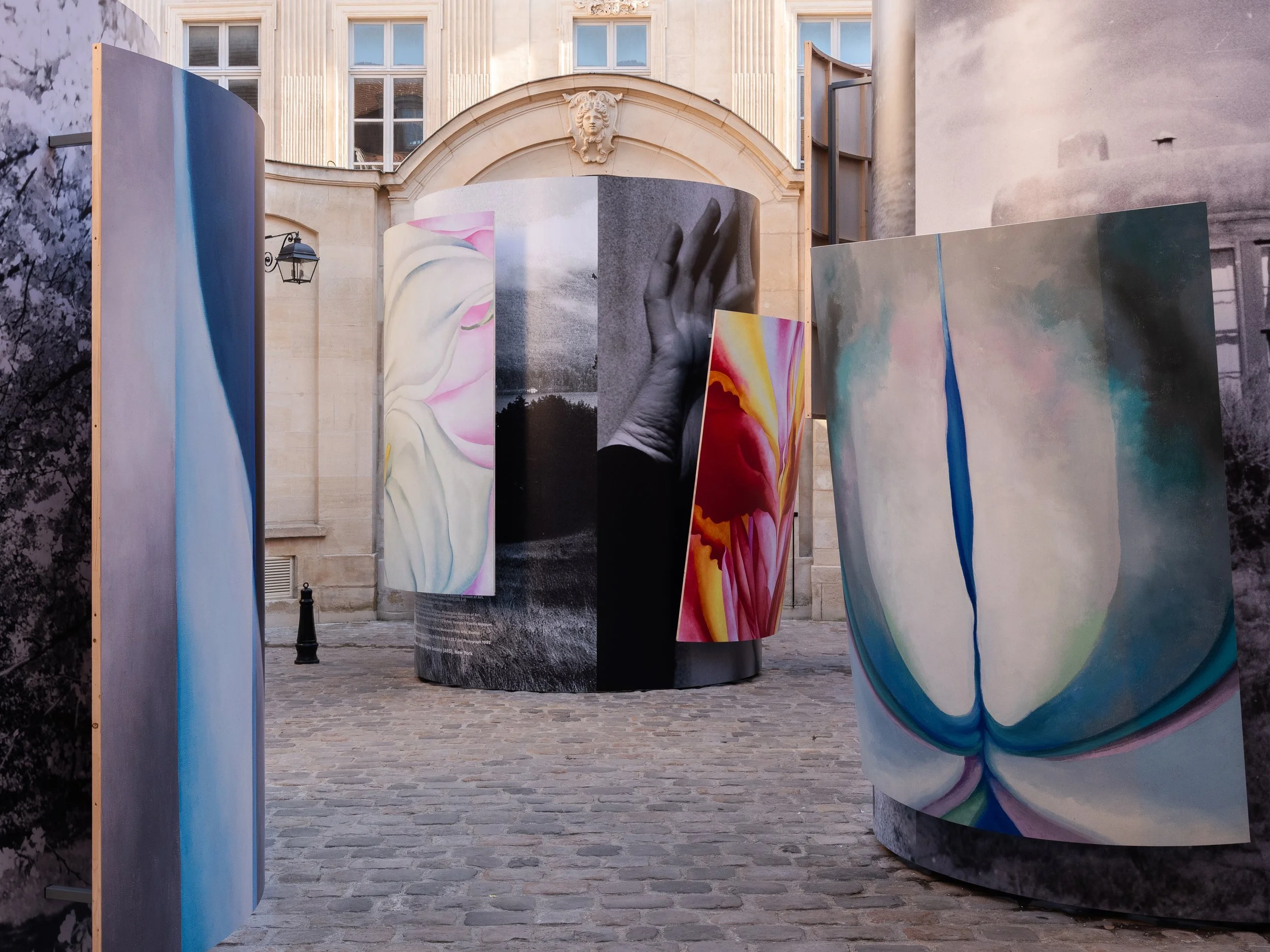 コムデギャルソン IA O'KEEFFE & ROMAN SIGNER DOVER STREET MARKET PARIS UNVEILS NEW COURTYARD INSTALLATION